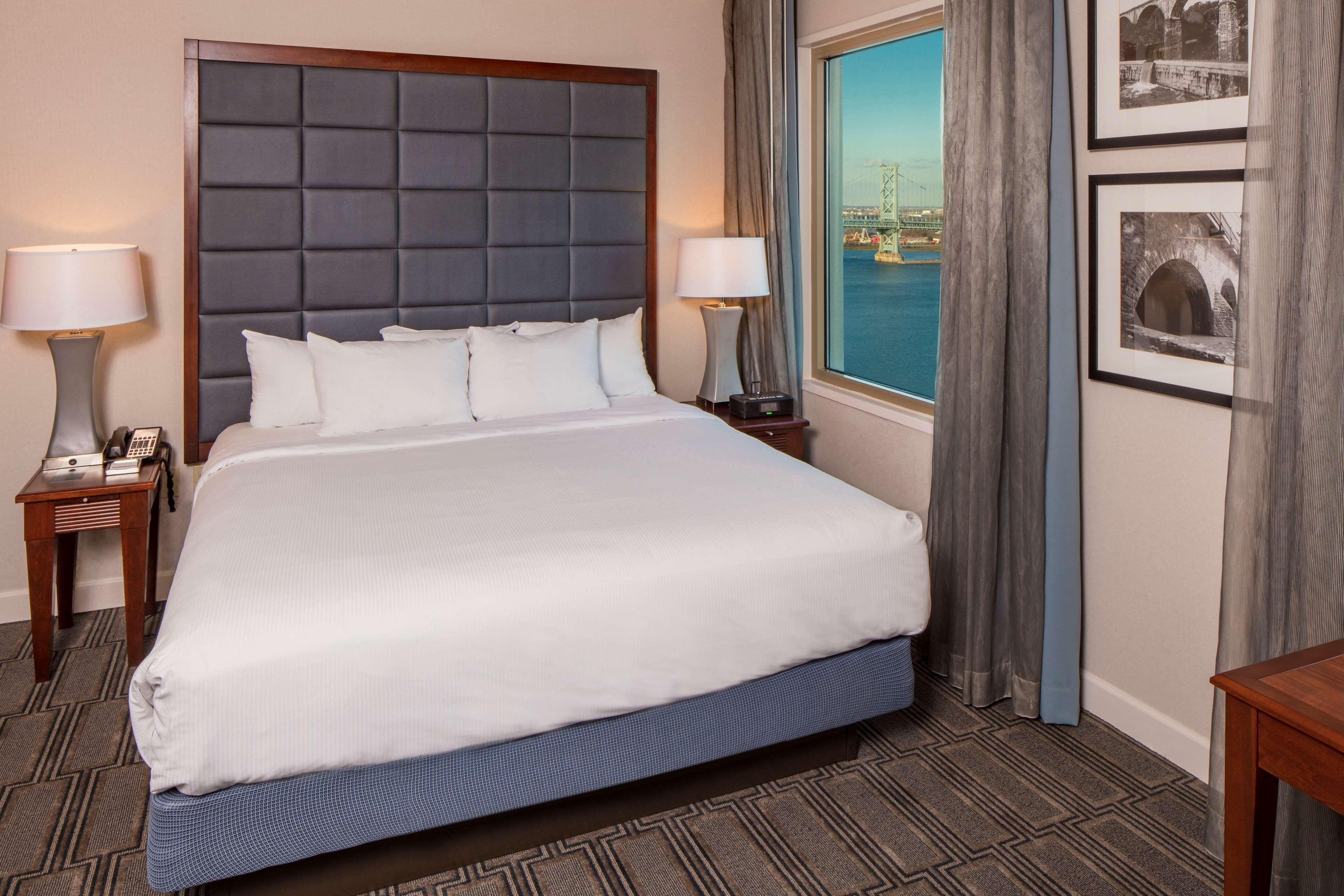 Hilton Philadelphia At Penn'S Landing Hotel Room photo