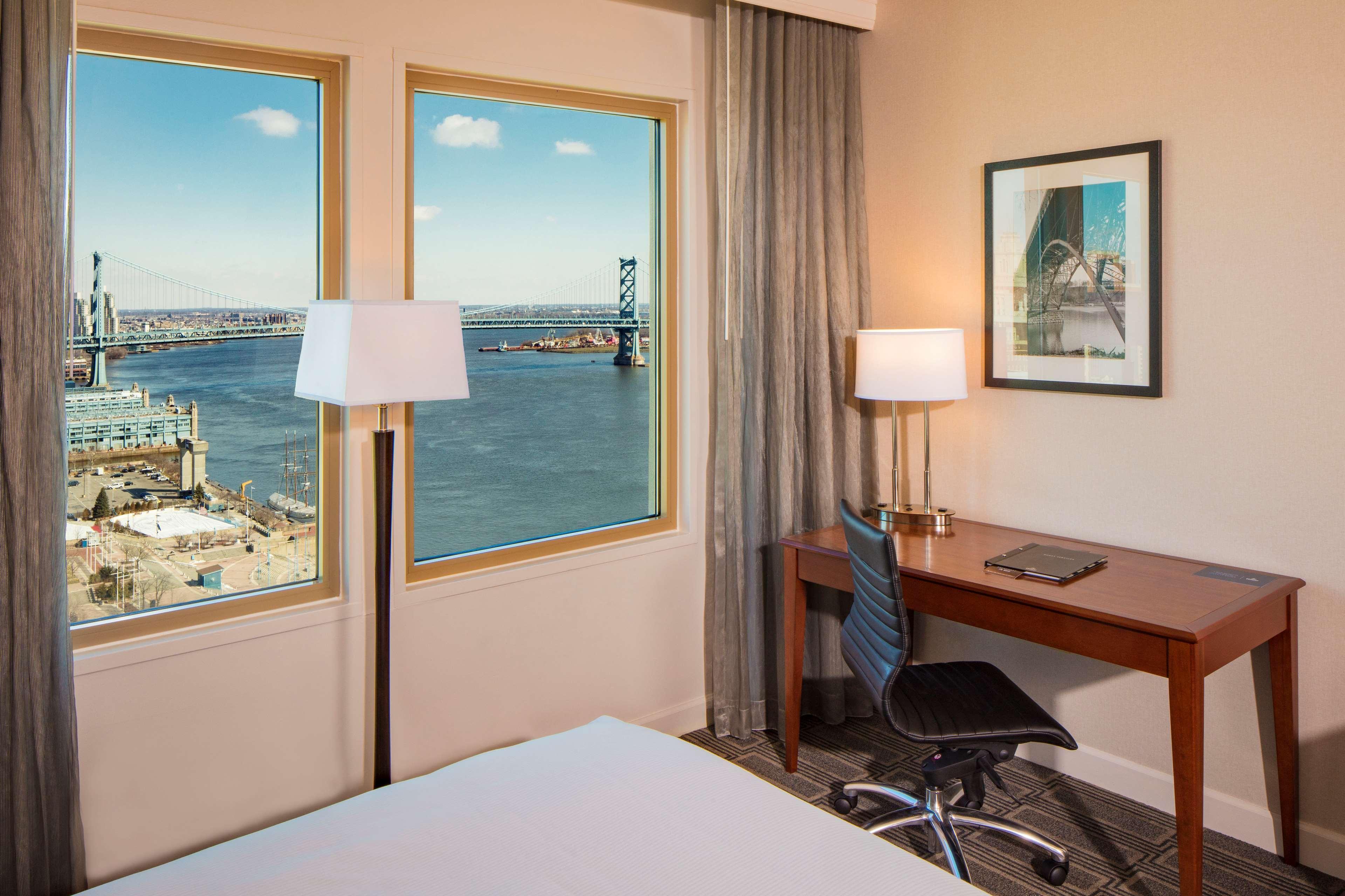 Hilton Philadelphia At Penn'S Landing Hotel Room photo