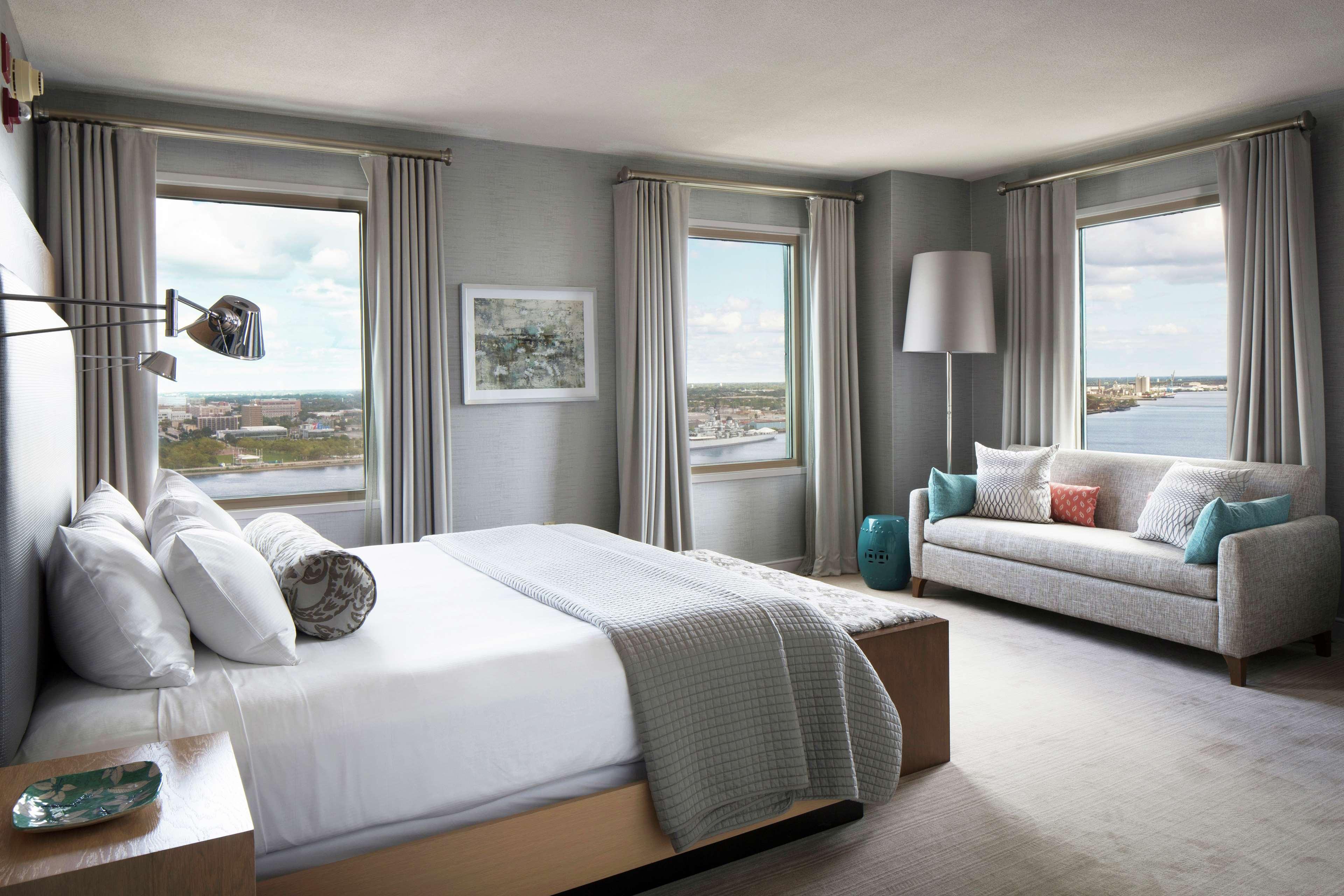 Hilton Philadelphia At Penn'S Landing Hotel Room photo