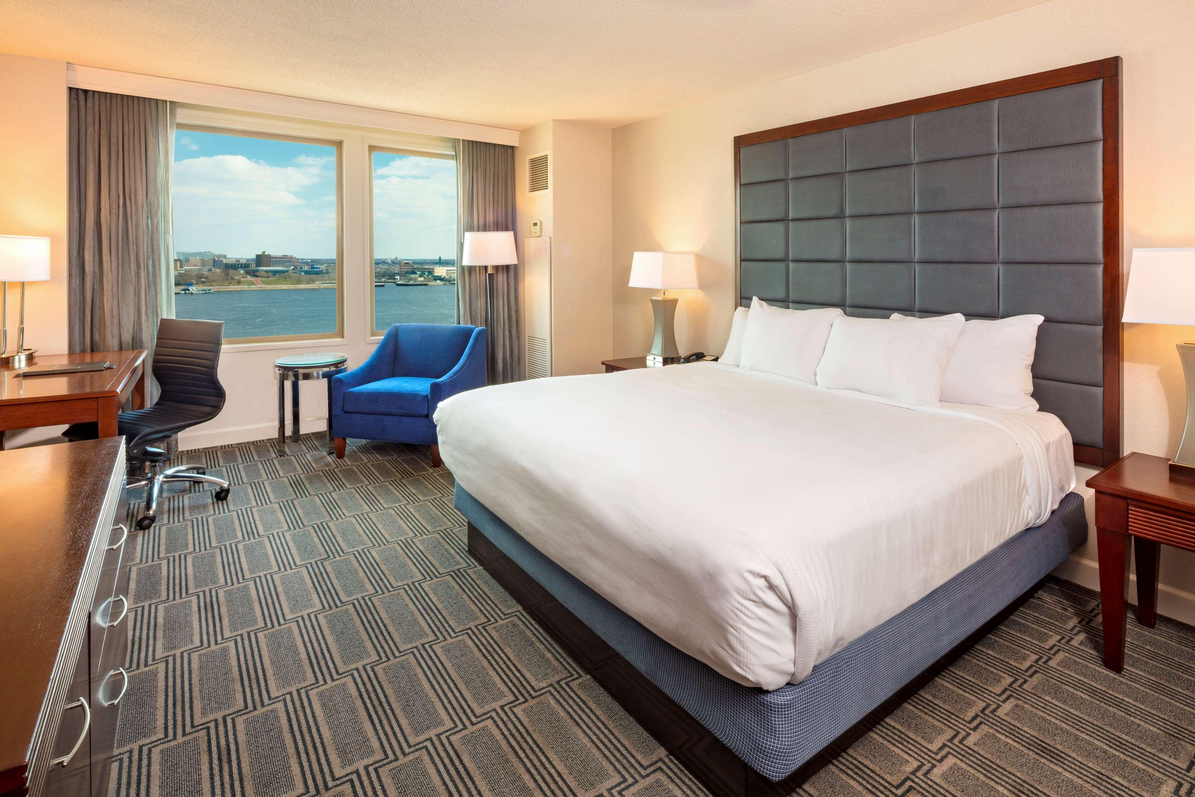 Hilton Philadelphia At Penn'S Landing Hotel Room photo