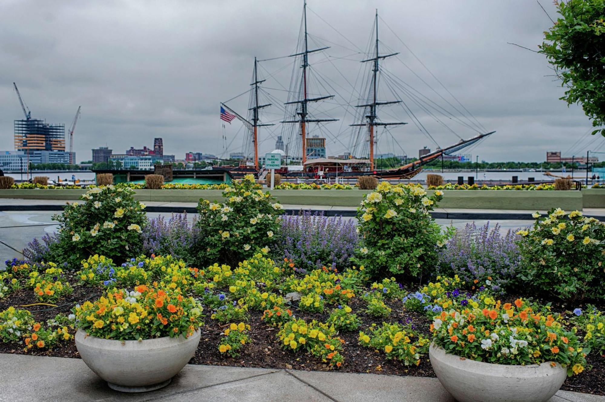 Hilton Philadelphia At Penn'S Landing Hotel Exterior photo